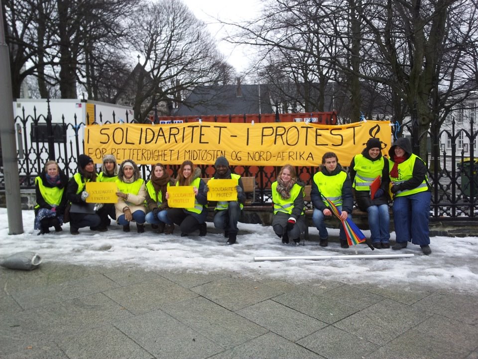 Mange Amnesty-aktivister trosset været og var med på aksjonen i Stavanger