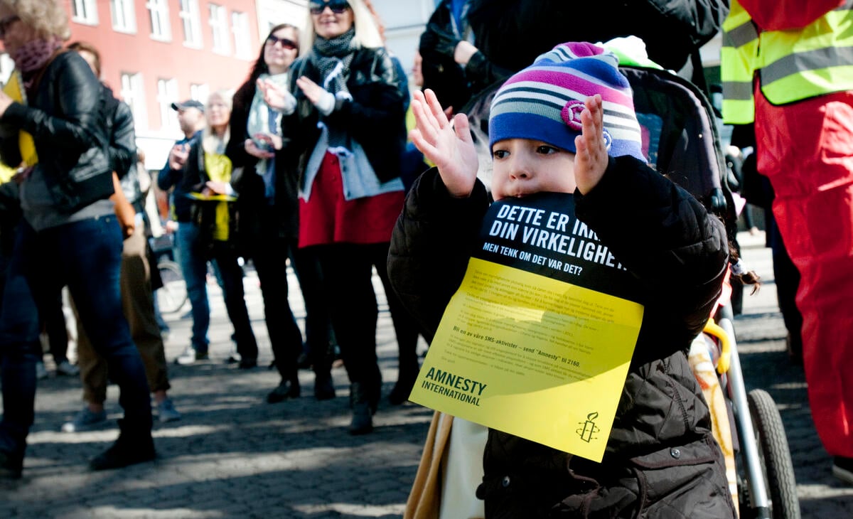 Et barn deltar på demonstrasjon på Youngstorvet i Oslo. 