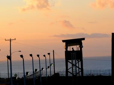 Bildet viser soloppgang i Guantánamobukten på Cuba, hvor fremdeles rundt 50 personer sitter fengslet. De fleste uten tiltale. På det meste, i 2003, satt 680 personer fanget her.